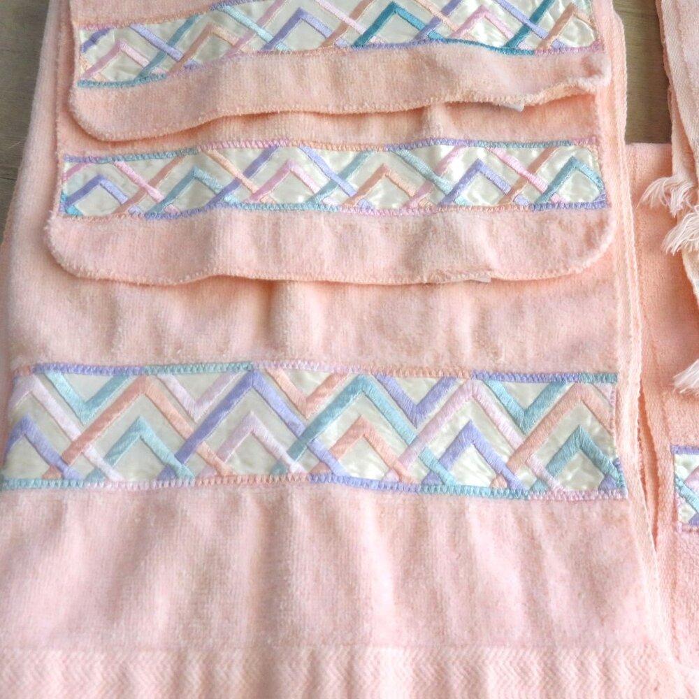 New Vintage 1987 Bath Towel Set 8pc Bath Hand Washcloth Peach Embroidery USA Mod